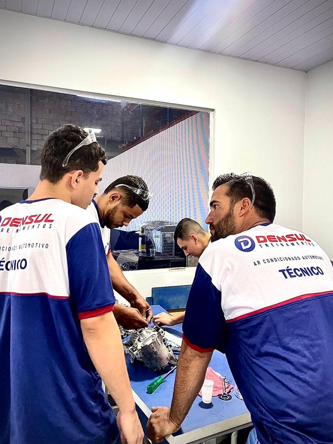 Equipe reunida em atividade prática da Densul