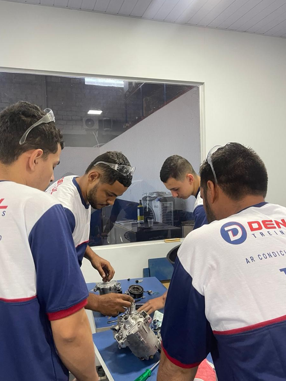 Turma em atividade prática durante o treinamento