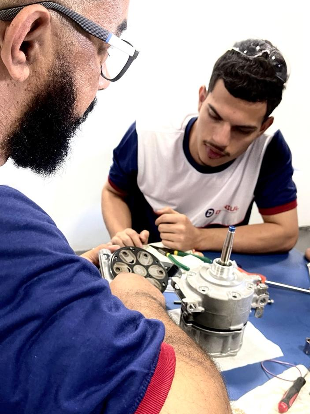 Demonstração técnica de componentes do compressor automotivo