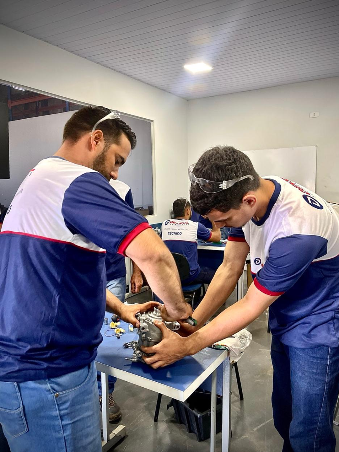 Alunos executando manutenção prática em bancada