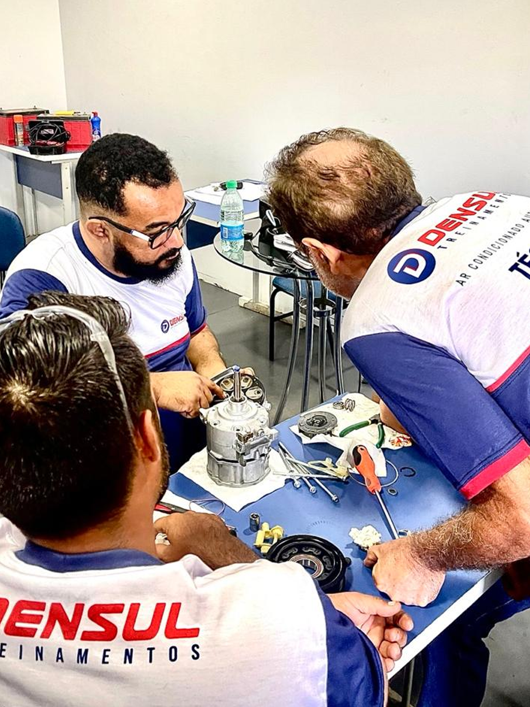 Treinamento prático com desmontagem de compressor automotivo