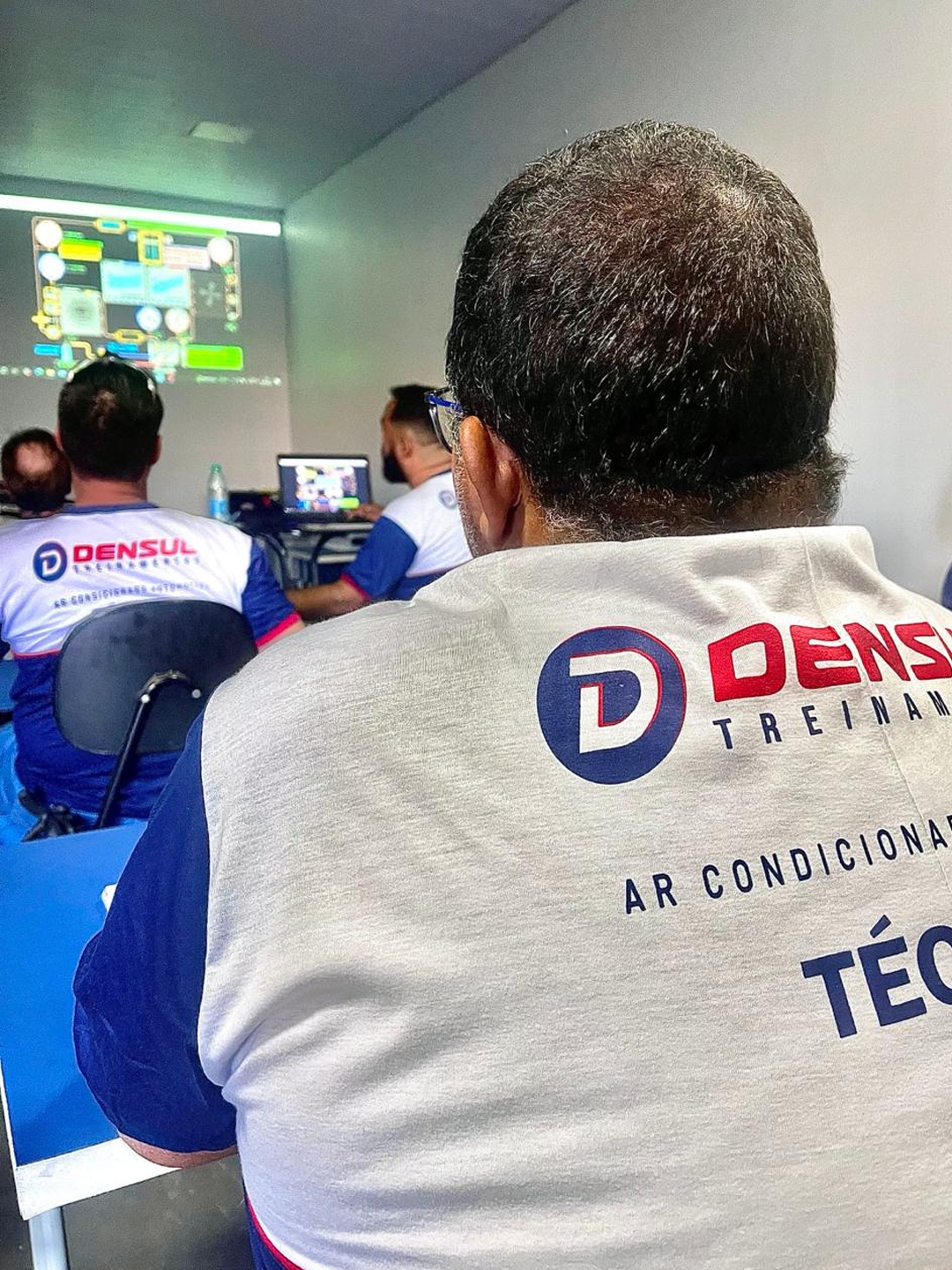 Alunos assistindo aula técnica presencial da Densul